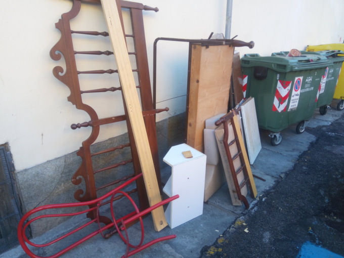 Piazza Tizzoni: da giorni una discarica di pezzi di mobilio