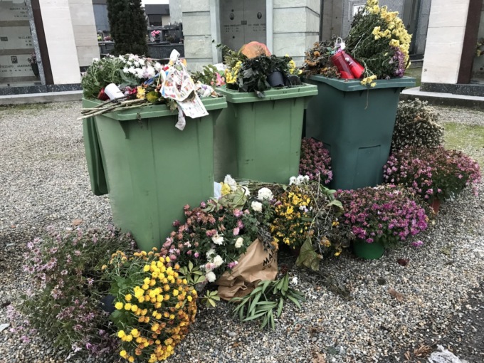 Cimitero di Billiemme indecente con i cassonetti pieni