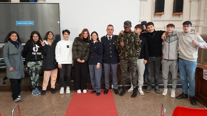Gli studenti vanno a lezione di sicurezza stradale