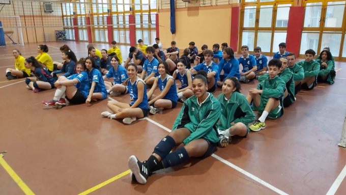 La squadra di volley del Cavour al memorial Paola Di Carlo