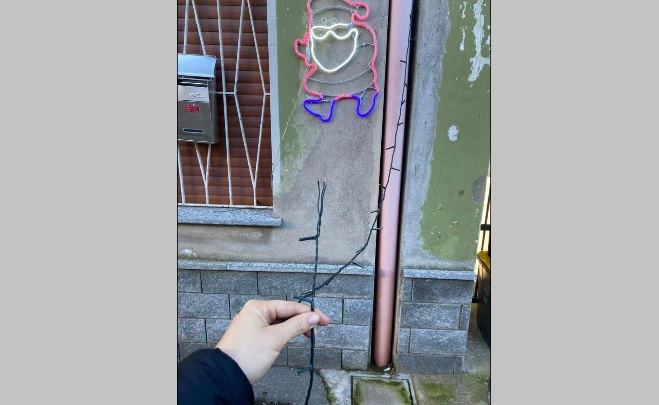 Arborio: tranciato il cavo delle luminarie di una casa
