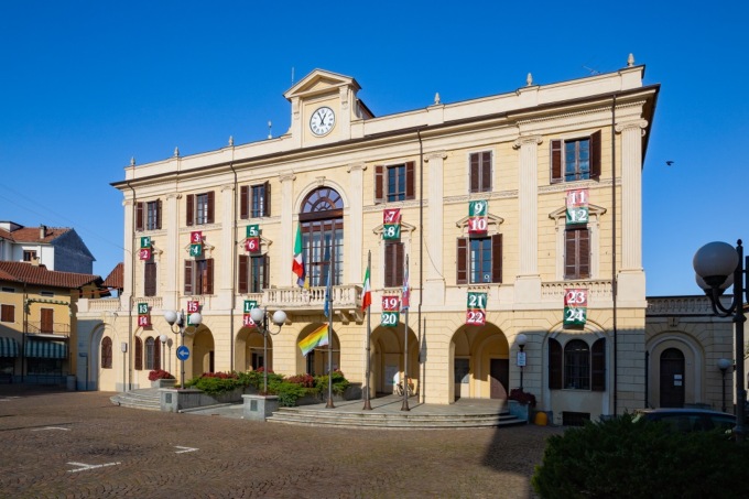 Il Municipio di Santhià si trasforma in calendario dell’Avvento