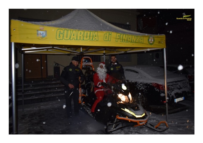 Babbo Natale giallo-verde consegna doni ai bimbi dei finanzieri