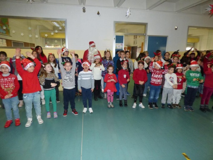 Tripudio alla Primaria Rodari per la visita di Babbo Natale – le foto