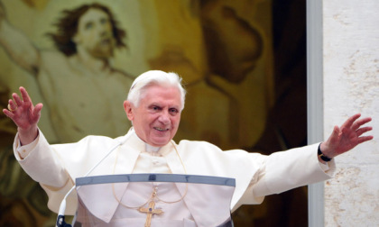La diocesi in lutto per la morte di Benedetto XVI, nel 1996 visitò Vercelli