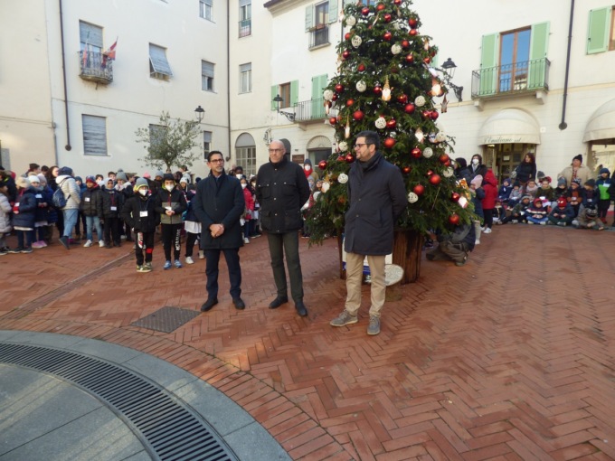 Inaugurato l’albero di tutti con gli alunni delle scuole vercellesi