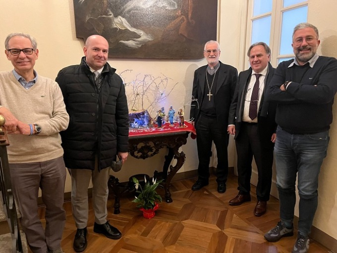 Coldiretti e Confartigianato: statuina del presepe all’Arcivescovo di Vercelli