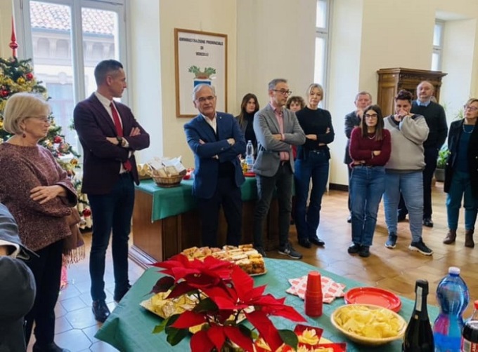 Provincia di Vercelli premia i dipendenti che andranno in pensione