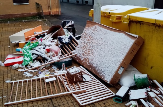 Che discarica in via Solaroli!