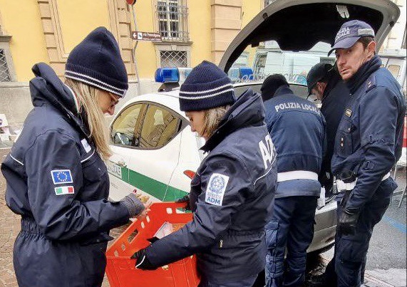 Sequestrati cosmetici, giocattoli e materiale elettrico nell’area mercatale e in un negozio etnico