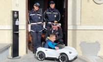 Carabinieri e vigili di Trino riportano a un bimbo l'automobilina rubata