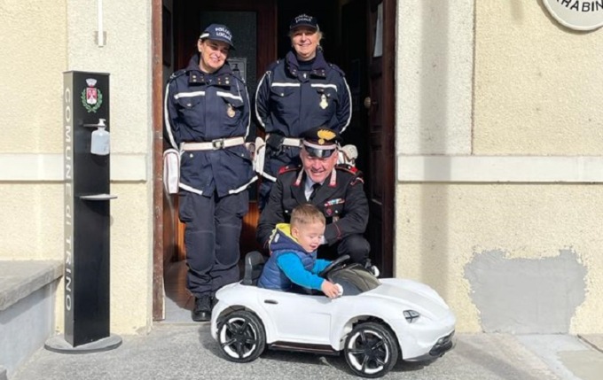 Carabinieri e vigili di Trino riportano a un bimbo l’automobilina rubata