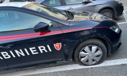 Nella notte fugge e sperona l'auto dei carabinieri: fermato un 26enne