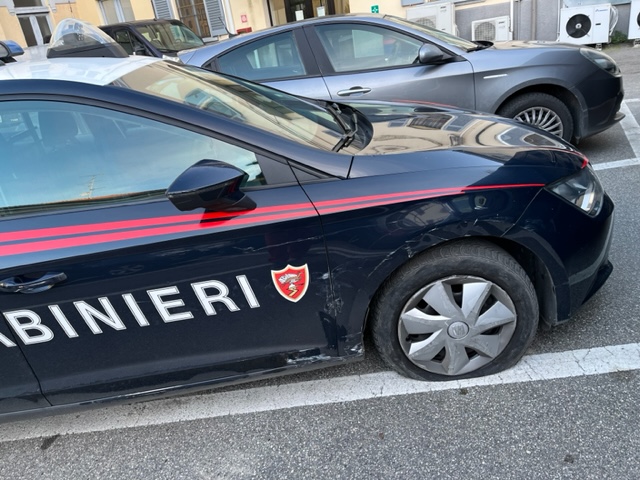 Nella notte fugge e sperona l’auto dei carabinieri: fermato un 26enne