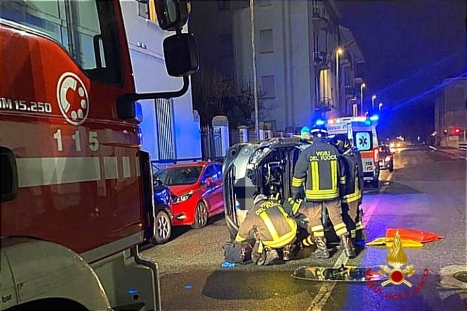 Schianto fra tre auto davanti allo stadio
