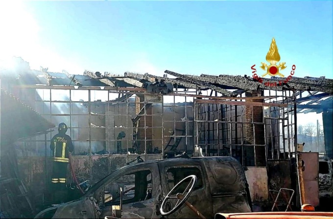 Crescentino: incendio a una tettoia, un ferito con ustione alla mano