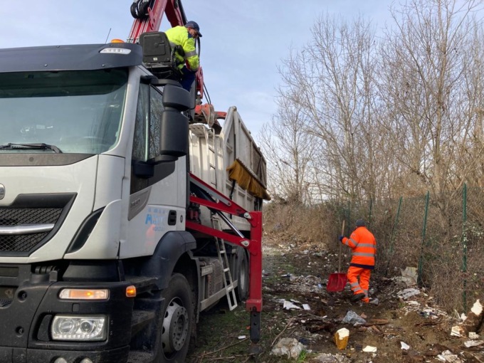 Emergenza discariche: Iniziata la bonifica dei rifiuti in via Mandela