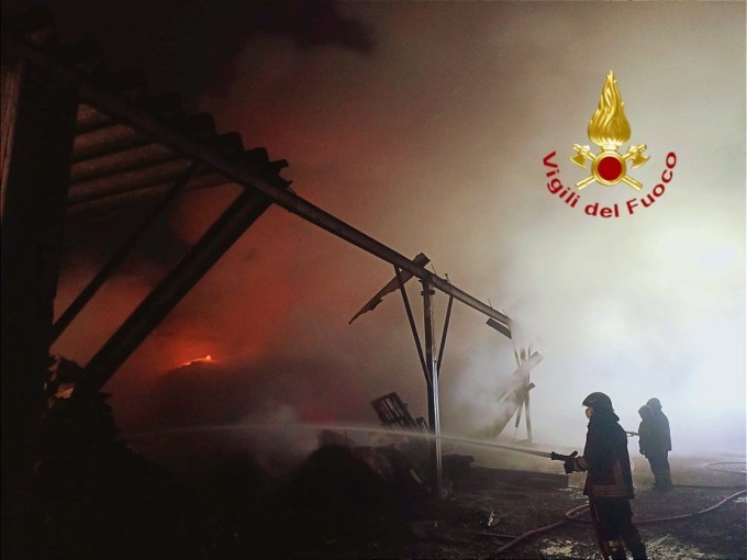 A fuoco legnaia e fienile nella notte