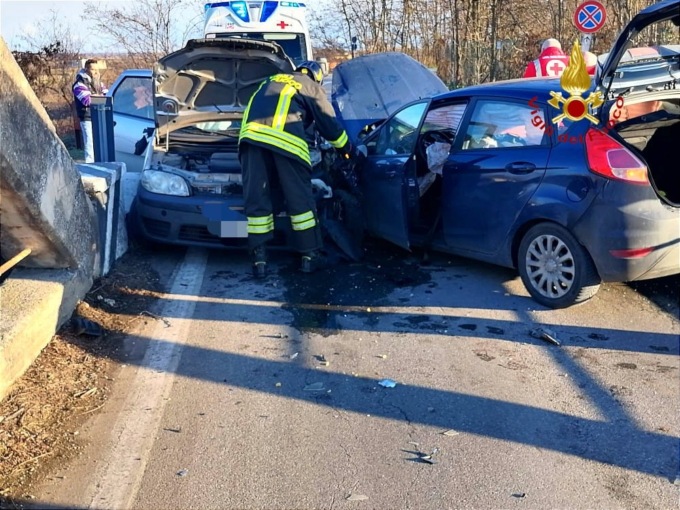 Due auto si incastrano al ponte sul Canale Cavour di Balocco