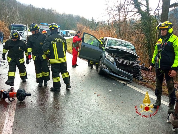 Auto contro camion a metano sulla Sp 590