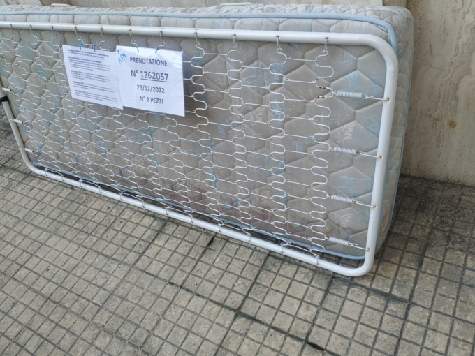 Materasso “dimenticato” per 23 giorni dal servizio ritiro ingombranti di Asm