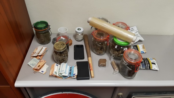 Arrestato presunto pusher 19enne trovato con droga e contanti