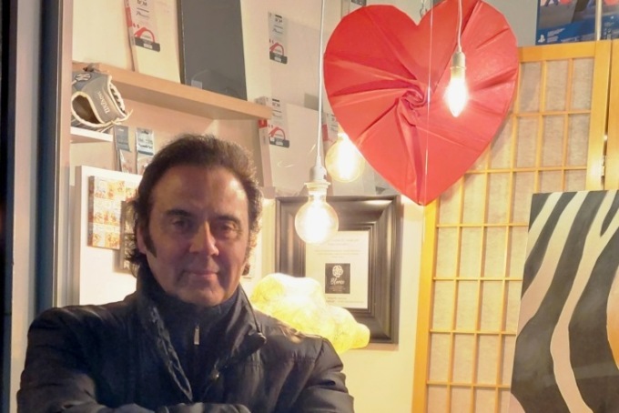 I “cuori appesi” di Massimo Paracchini esposti in vetrina