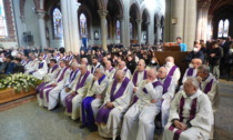L'addio a don Augusto: al funerale decine di sacerdoti e i suoi parrocchiani