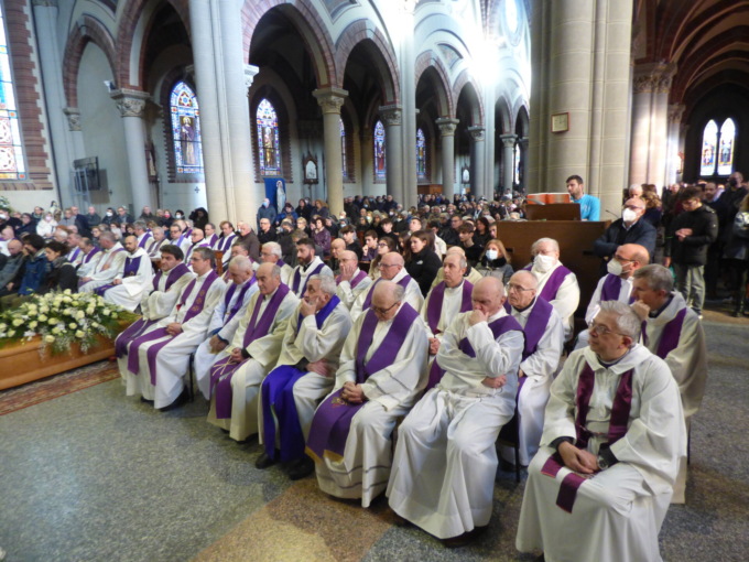 L’addio a don Augusto: al funerale decine di sacerdoti e i suoi parrocchiani