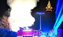 Incendio nella notte: intervenute tre squadre di Vigili del Fuoco