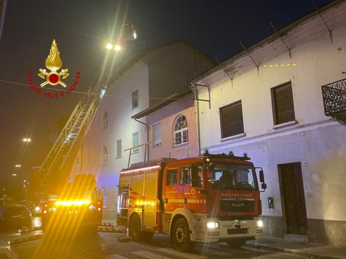 Tronzano: a fuoco il tetto di una casa