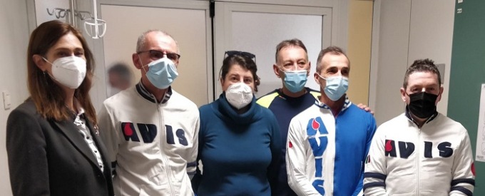 Avis Vercelli dona una carrozzina al pronto soccorso