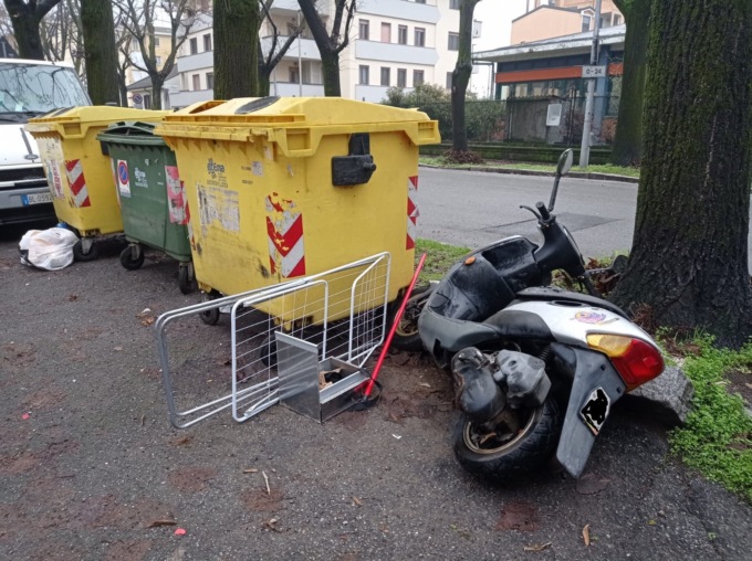Incredibile: buttano nei rifiuti pure i ciclomotori, con tanto di targa…