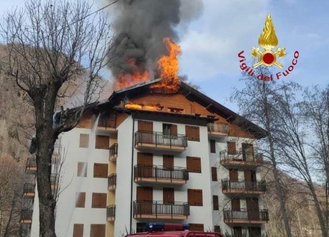 Palazzina a fuoco a Scopello: intervento in corso