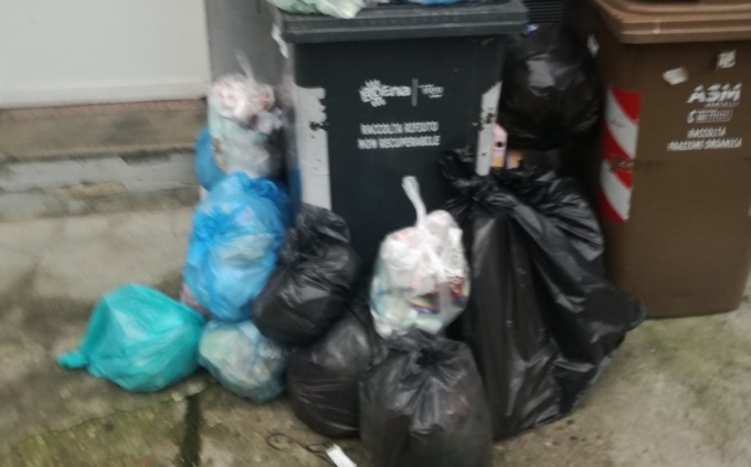 Condomini esasperati con Atena: “Spazzatura in cortile da tre settimane”