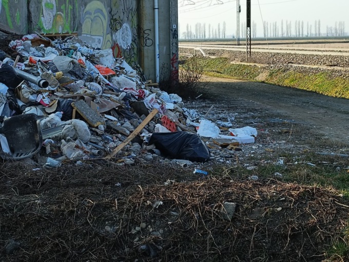 Montagna di detriti dei cantieri: “è un’indecenza”