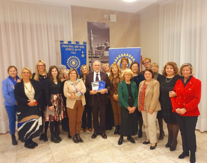 Successo per la conviviale del Club International Inner Wheel di Santhià-Crescentino e di Biella