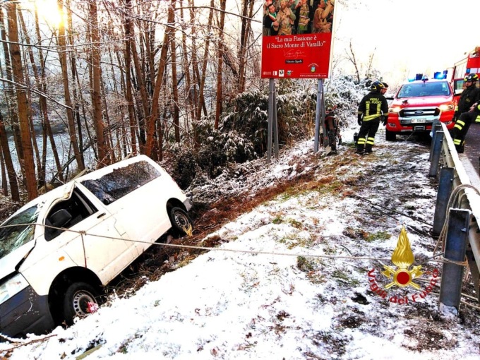 Furgone finisce ribaltato fuori strada a Borgosesia