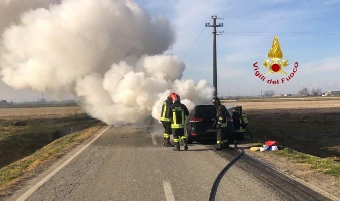 Vigili del fuoco al lavoro per l’ incendio di un’auto a Santhià
