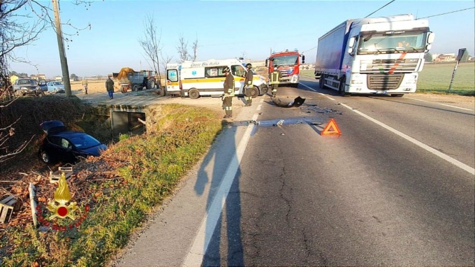 Scontro con un trattore: automobilista ferito sulla strada per Palestro