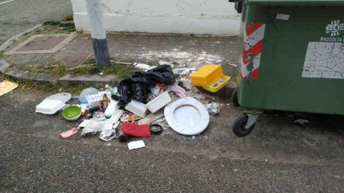 Via Galimberti e Via Pisa: ancora porcheria sulla strada