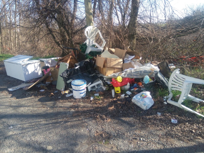 Via Ranghino: il mucchio di spazzatura è sempre lì