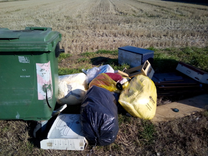 Via Canton Billiemme: “Vengono apposta dai Cappuccini per buttare i rifiuti”
