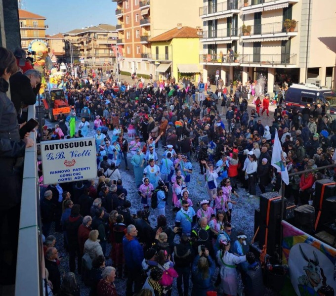Successo di presenze per la prima sfilata del Carnevale di Santhià