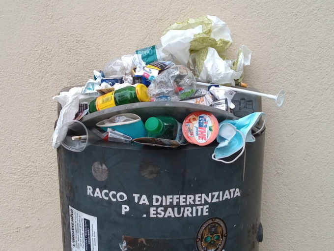 Contenitori delle pile usati come cestini e altre furbate
