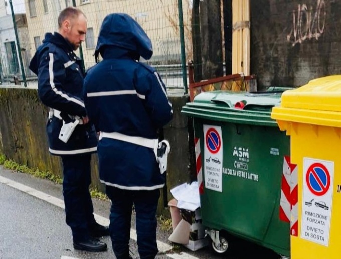 Abbandono di rifiuti in via Testi: individuato il trasgressore