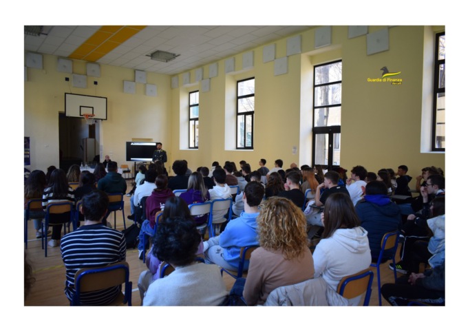 La Guardia di Finanza incontra gli studenti