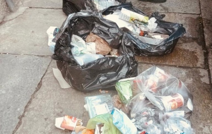 Rifiuti in strada: tre sanzioni in poche ore ma c’è sempre troppa porcheria