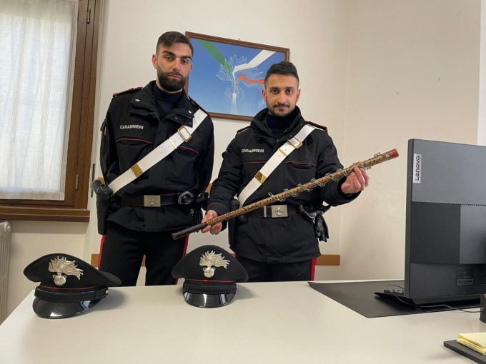 Rocambolesco inseguimento dei Carabinieri, nell’auto bloccata una micidiale mazza