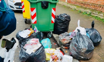 Emergenza rifiuti: una multa in via Monte Bianco, disastri nelle vie Failla e Varese